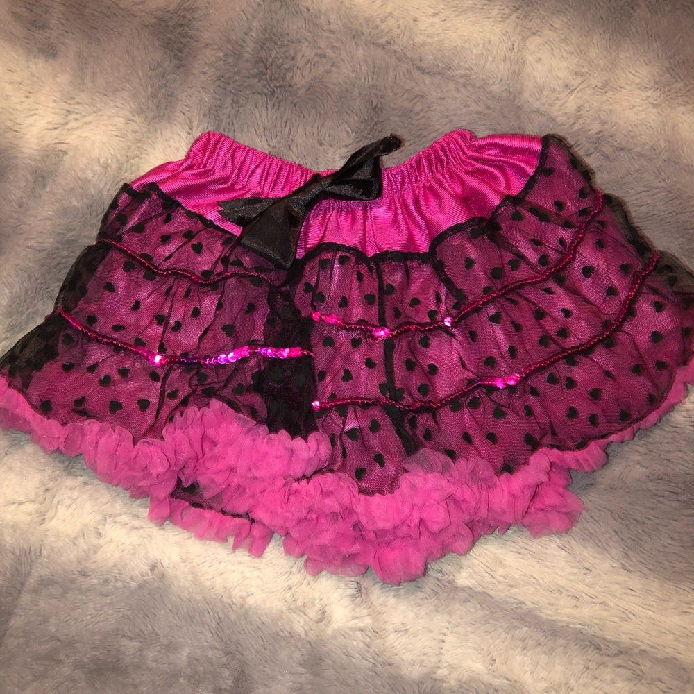 🌟 playful frilly black and pink skirt
